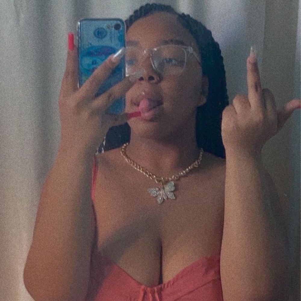 Meet your Posher, Latia